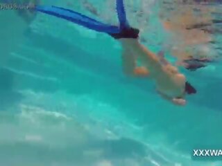 Неизплатен брюнетка блудница бонбони swims подводен
