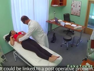 Fascinating vytetovať pacient jebanie ju lekárske practitioner v falošný nemocnica