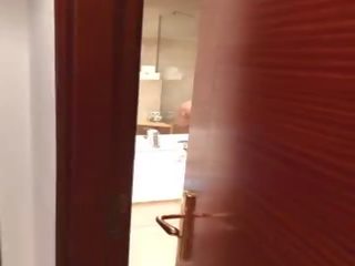 Извратен човек movs блондинки lassie по време на оргазъм в хотел душ