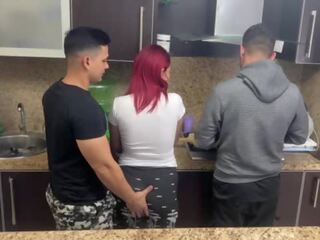 Esposa y su marido cocinando pero su amigo le mete mano một su esposa al lado de su marido cornudo ntr netorare