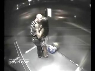 カップル ました xxx ビデオ フィルム 上の ホテル elevator 入手する キャッチ 上の 隠された カメラ