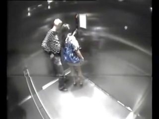 Trokštantis paaiškėjo apie pora šūdas į elevator - 