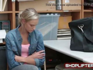 Adventurous shoplifting amature spy-cam scopata in negozio retrobottega