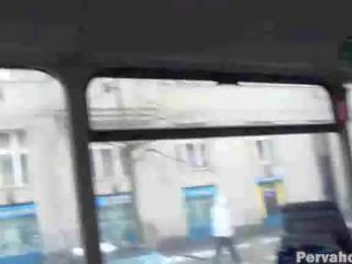 Xxx film și exhibitionist cuplu pe public autobus